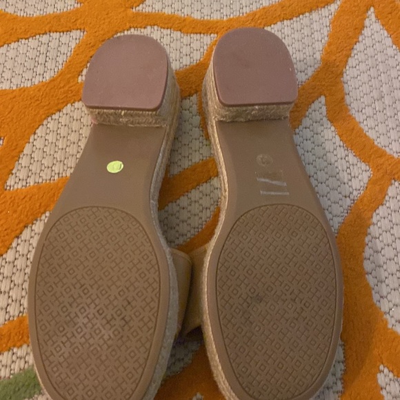 Tory Burch shoes size 11 good condition wore once neutral color. All leather. - Picture 3 of 4